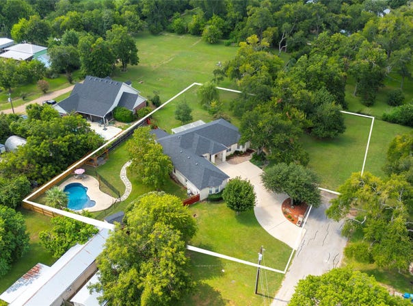 300 E 11th ST, Elgin, TX 78621
