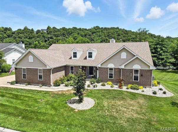 918 Forest Lake Court, Ballwin, MO 63021