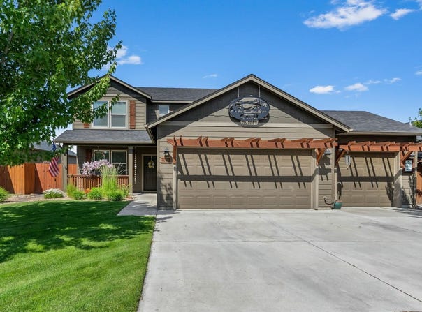 802 NW Green Forest Circle, Redmond, OR 97756