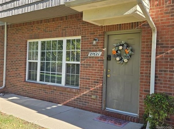 27261 Hidden Oaks Drive, Brownstown Twp, MI 48183