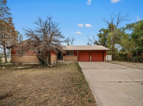 11 MacNaughton Rd, Pueblo, CO 81001