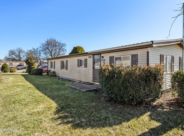 100 Gordon Ln, Wapato, WA 98951