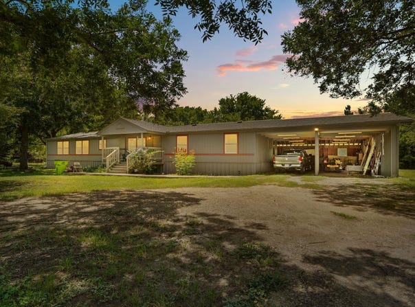 327 Laura LN, Bastrop, TX 78602