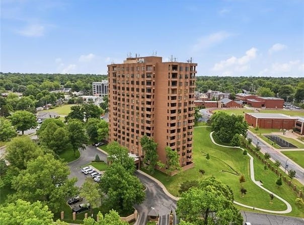 2121 S Yorktown Avenue, Tulsa, OK 74114