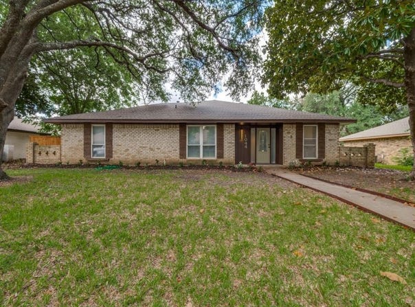 1044 Peach Lane, DeSoto, TX 75115