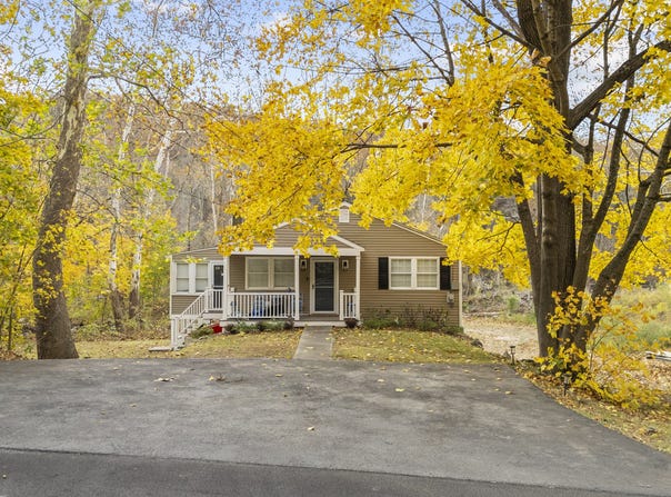 567 Roosevelt Drive, Oxford, CT 06478