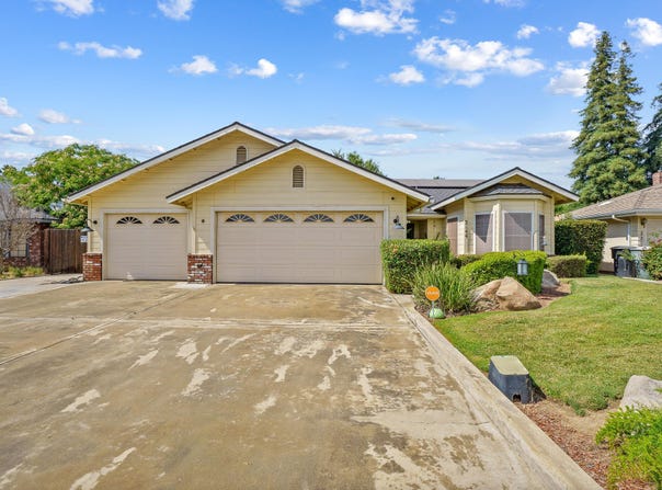 2144 E Iris Avenue, Visalia, CA 93292