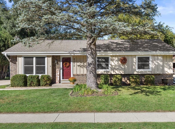 2104 Garland Ave, Waukesha, WI 53188