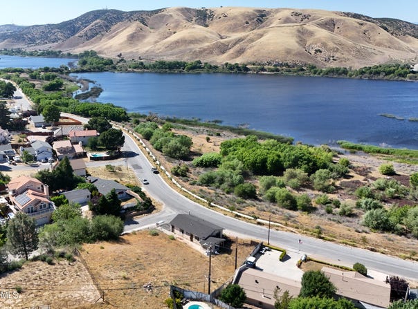 Denview Dr Vic Sandrock, Lake Hughes, CA 93532