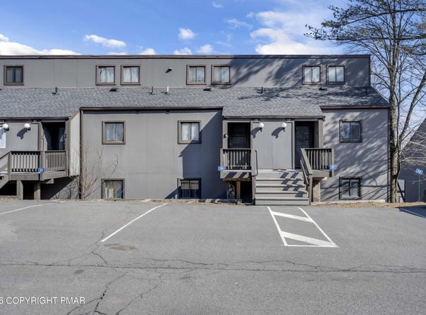 19 Middle Village Way, Tannersville, PA 18372
