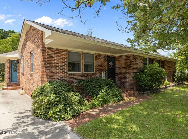 651 W Shore Drive, Swansboro, NC 28584