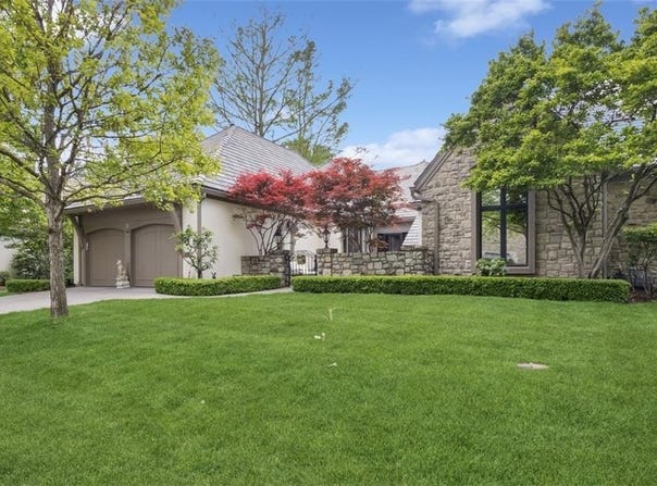 44 Coventry Court, Prairie Village, KS 66208