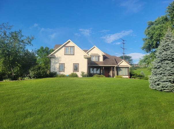 N15w29972 Brookstone Cir, Pewaukee, WI 53072