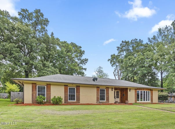 5525 Meadow Oaks Park Drive, Jackson, MS 39211
