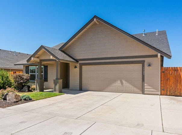 1729 NE 3rd Court, Redmond, OR 97756