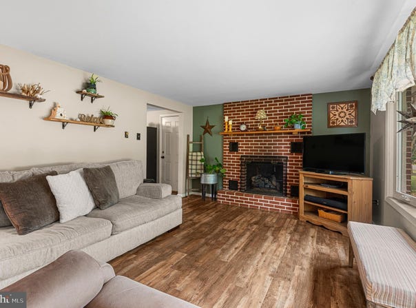 2203 E BUCK ROAD, PENNSBURG, PA 18073