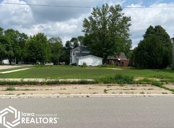 106 3Rd Street SE, Britt, IA 50423