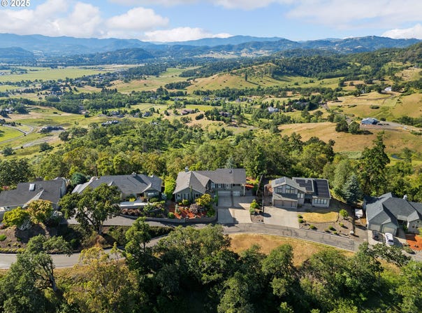 215 RIDGECREST DR, Roseburg, OR 97471