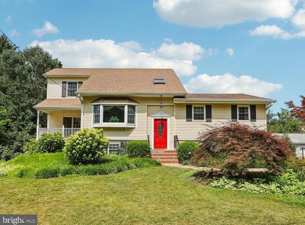 32 N EDGEWATER AVENUE, YARDLEY, PA 19067