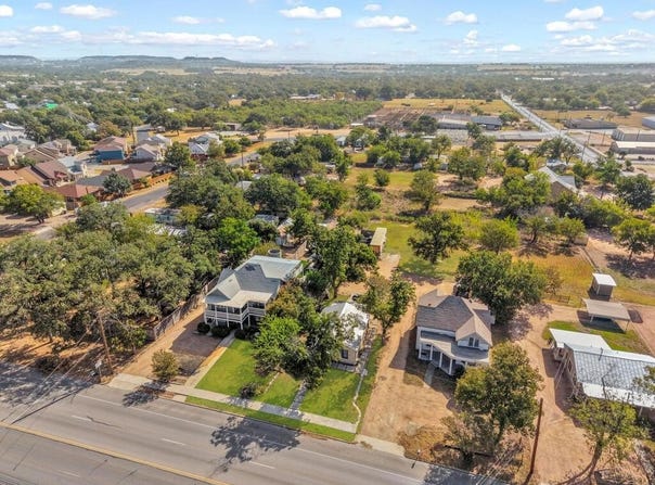 621 S Washington St, Fredericksburg, TX 78624