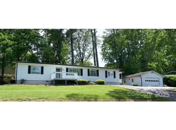 7 Lakewood Road, Hendersonville, NC 28792