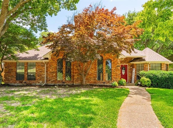 900 Forest Hill Court, Cedar Hill, TX 75104