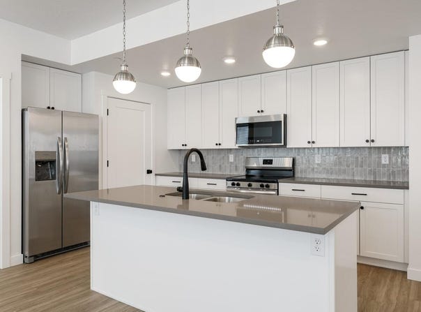 221 N Cliff Side Dr, Hurricane, UT 84737