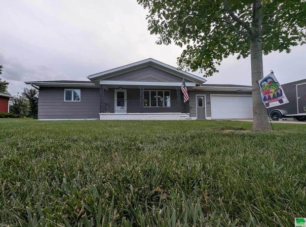 821 Country Club Dr., Akron, IA 51001