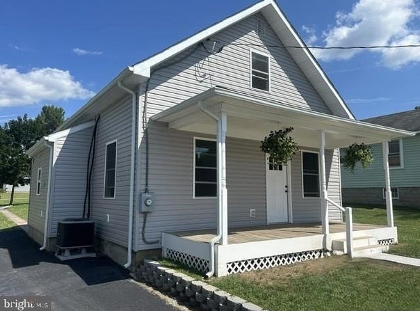 83 JACKSON STREET, PAW PAW, WV 25434
