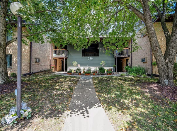 236 Medford Court, Manalapan, NJ 07726