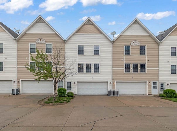 1046 10th Avenue NW, Altoona, IA 50009