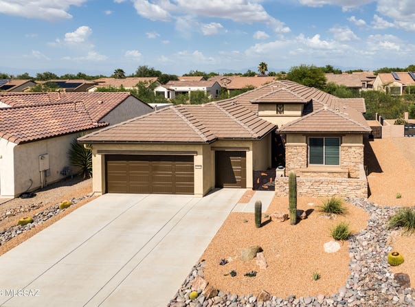1084 N Grand Canyon Drive, Green Valley, AZ 85614