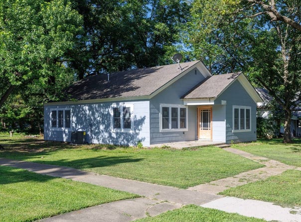 305 W Cherokee St, Sedan, KS 67361