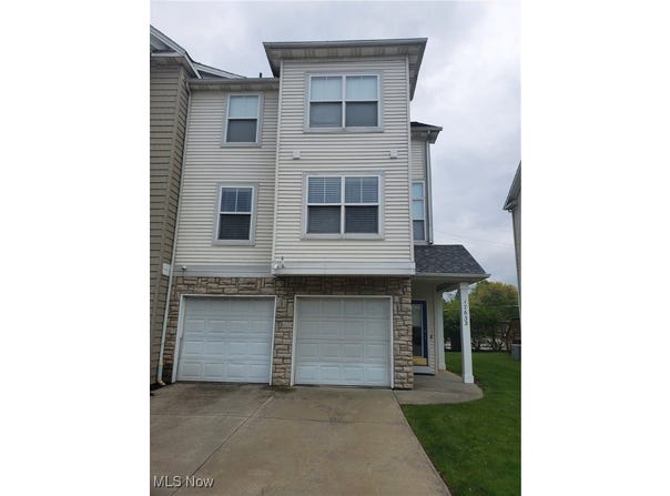17633 Wildwood Lane unit: 311, Cleveland, OH 44119