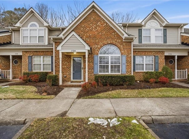728 W Lake Circle, Chesapeake, VA 23322