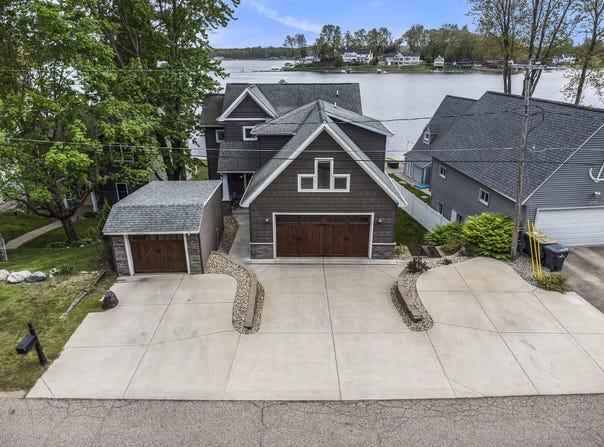 1208 N Eagle Lake Drive, Kalamazoo, MI 49009