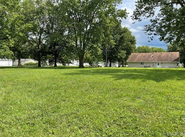 206 E Pocahontas Road, Highland, IL 62249