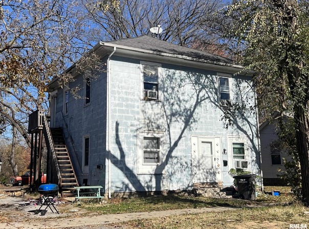 310 W PECAN Street, Carbondale, IL 62901