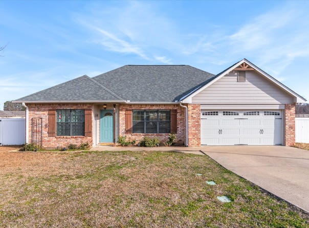 6030 Suncrest Drive, Athens, TX 75752