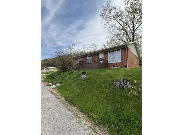 26 Oak Street, West Liberty, KY 41472