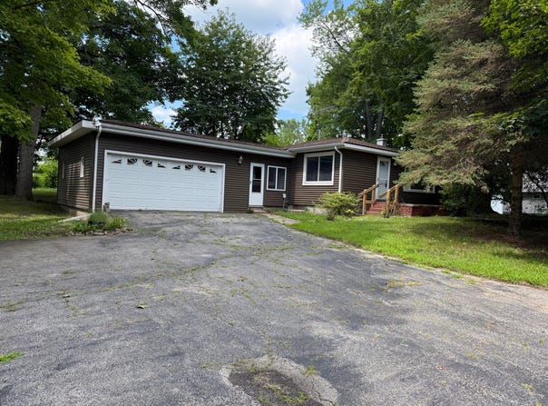 11908 N Meridian Road, Pleasant Lake, MI 49272
