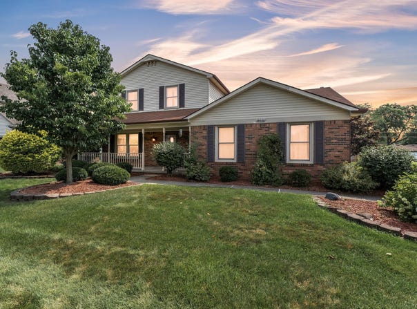 15034 Golfview Drive, Livonia, MI 48154
