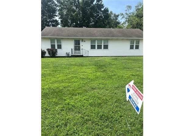 805 NE 72nd Street, Gladstone, MO 64118