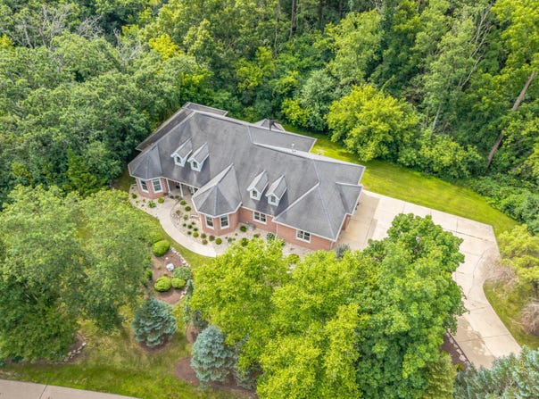 6583 Bridlewood Ct, Lake Geneva, WI 53147