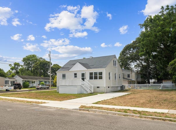 29 E Pierson Ave, Somers Point, NJ 08244