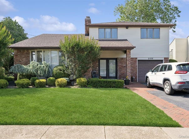 2105 Holland Way, Merrick, NY 11566