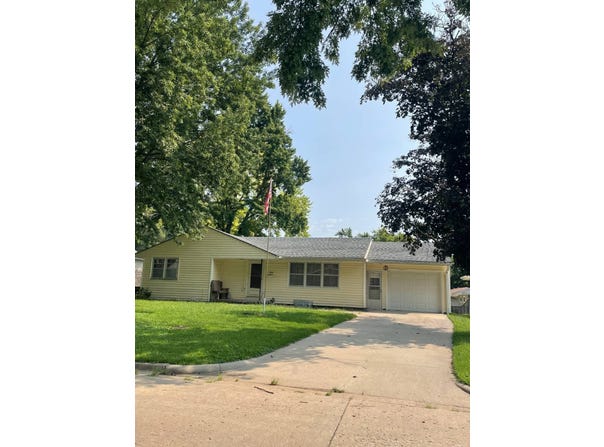 1703 Laramie, Marysville, KS 66508
