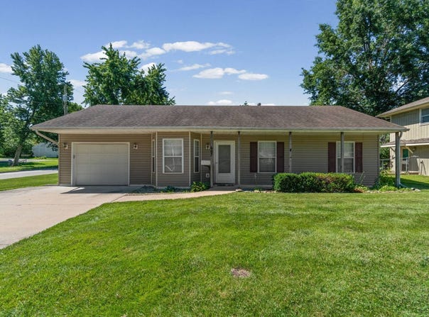 607 W 6th St, Cameron, MO 64429