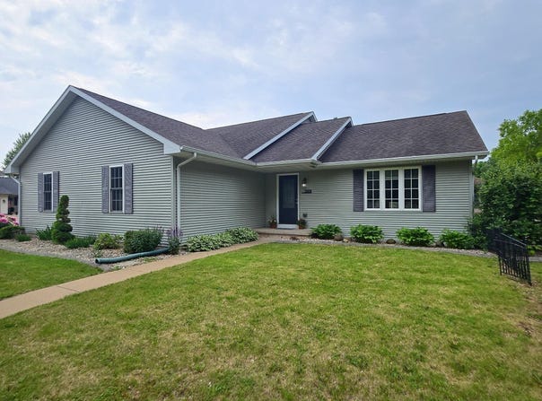 3201 MOCKINGBIRD Way, OSHKOSH, WI 54904