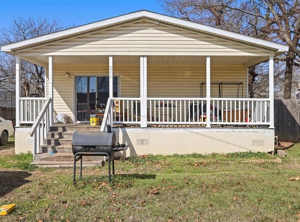 204 N Wickham Street, Alvord, TX 76225